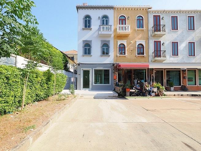 Clearance Sale อาคารพาณิชย์ 3 ชั้น ม.เวนิสดิไอริส ขนาด 31.5 ตร.ว. 3นอน 3น้ำ ทำเลดีหลังมุม สิ่งปลูกสร้างสไตล์อิตาลี ตกแต่งใหม่ทั้งหลัง ต่อเติมเต็ม 1