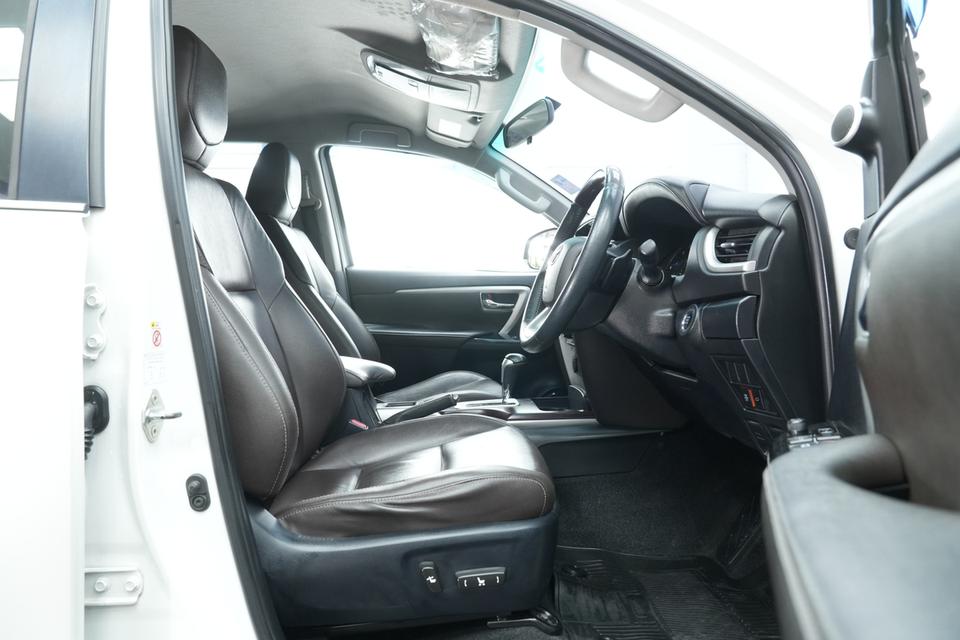 2016 TOYOTA FORTUNER 2.4 V 4WD SUV สีขาว ไมล์ 165303 กม. 13
