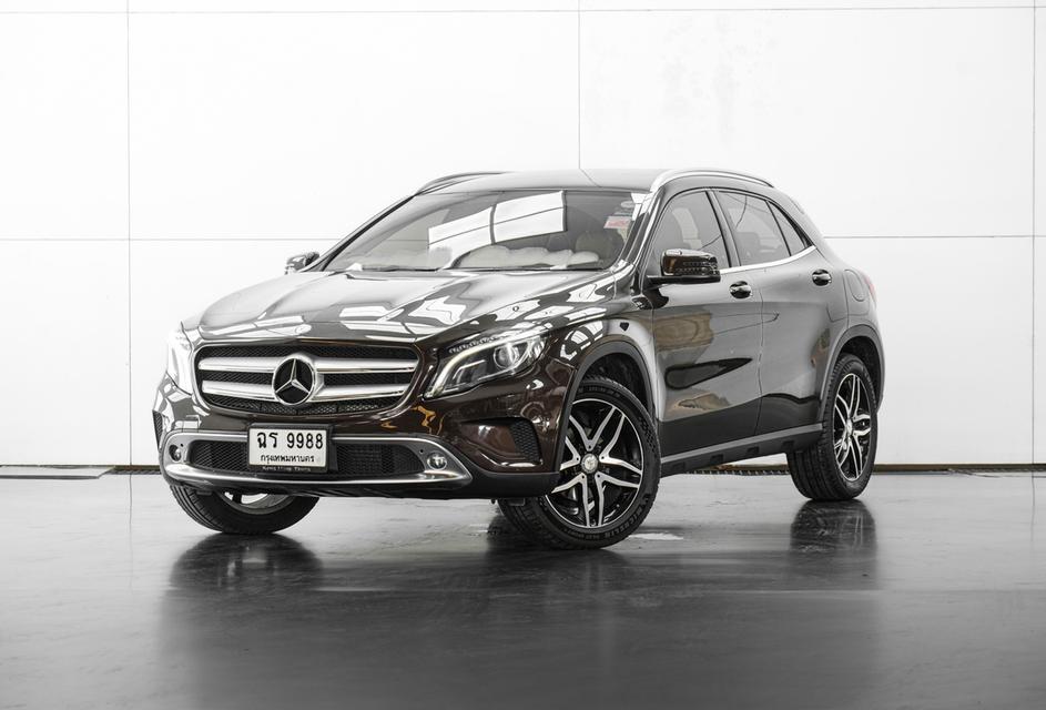 2016 Mercedes-Benz GLA200 W156 1.6 Urban SUV สีน้ำตาล เลขไมล์ 107619 กม.