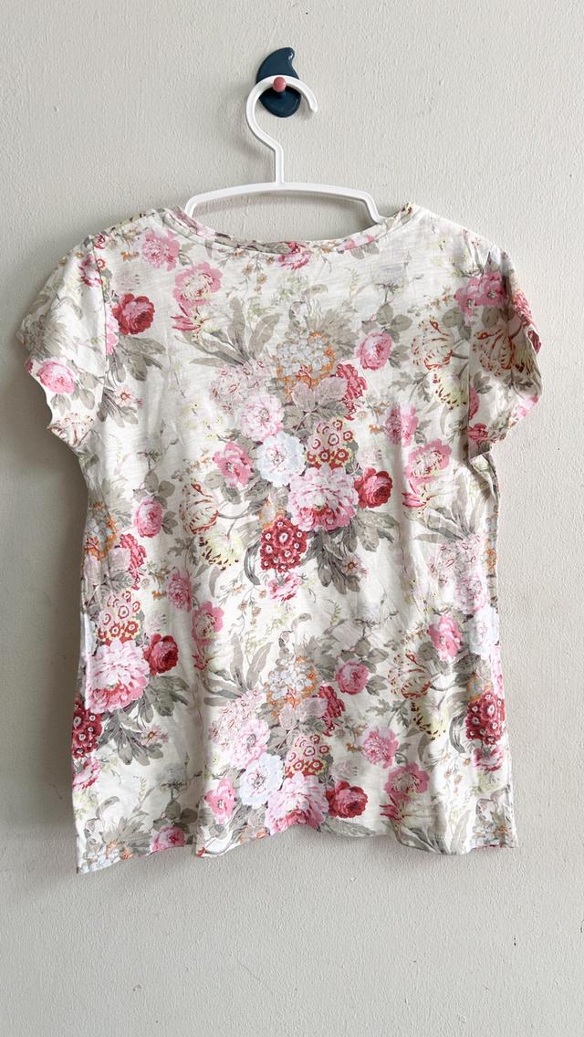 ยุนิM เสื้อยืดหญิงคอวีสีขาวลายดอก รูปที่ 2