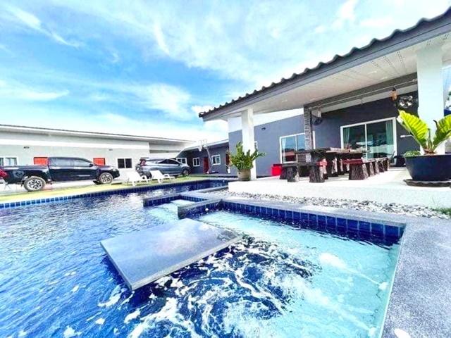 ถ. พรประภานิมิตร คฤหาสน์บ้านเดี่ยว 12นอน 11น้ำ Siam Country Club 3กม. Pool Villa ใกล้อ่างเก็บน้ำมาบประชัน ฟลาวเวอร์แลนด์ 1