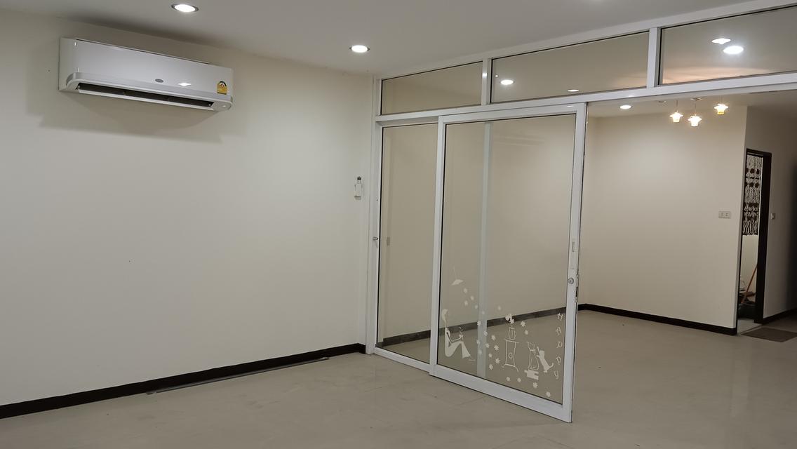 ให้เช่าทาวน์เฮ้าส์ Renovate ใหม่ ลาดพร้าว 47 แยก 9-5 2 ชั้น 26 ตร.ว. จอดรถ 2 คัน ใกล้ BTS 3