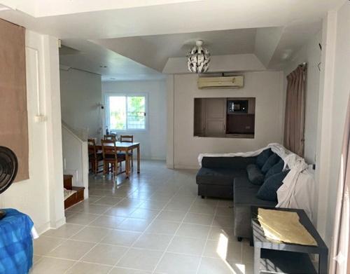 บ้านแฝด 2 ชั้น หมู่บ้านสินทรัพย์ 2 ขนาด 37.6 ตรว. พื้นที่ใช้สอยรวม 108 ตรม. ต.บึงยี่โถ อ.ธัญบุรี จ.ปทุมธานี 8