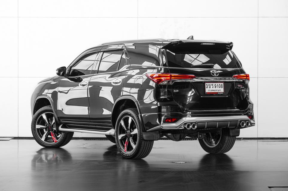 2019 TOYOTA FORTUNER 2.4 V 2WD SUV สีดำ เลขไมล์ 120945 กม.