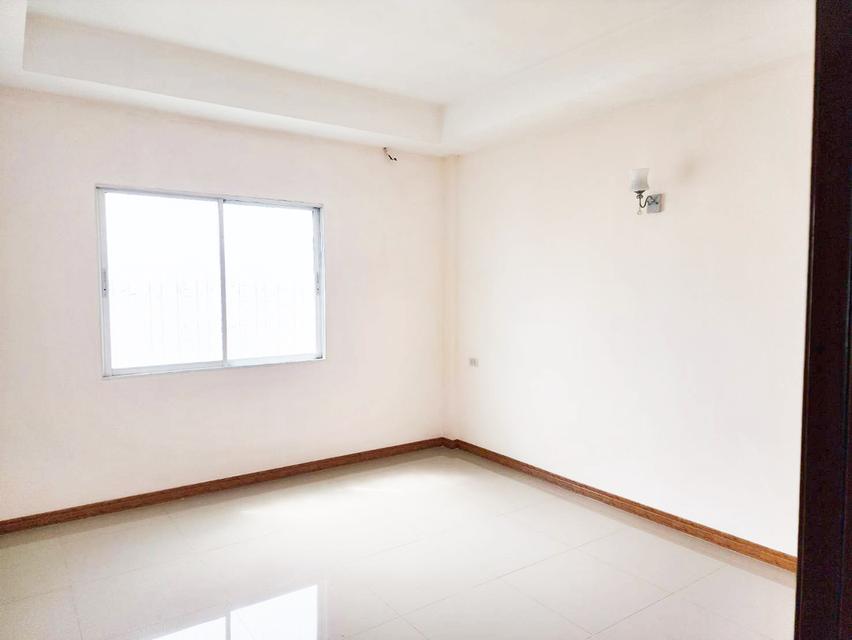 ให้เช่า อาคารพาณิชย์ 3 ชั้น ทำเลติดถนน ใกล้ตลาดลาดสวาย ลำลูกกา คลอง 4 ปทุมธานี หน้ากว้าง จอดรถสะดวก มีประตูกระจก พร้อมทำธุรกิจและพักอาศัย shophouse 10