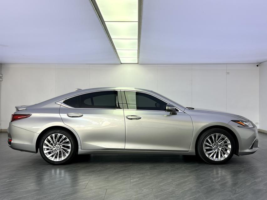 Lexus ES 300h Grand Luxury 2024 4