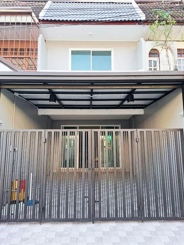 ขายทาวน์เฮ้าส์ 2 ชั้น รีโนเวทใหม่ 18 ตร.ว. หมู่บ้านเสนาวิลล่า 84 (แฮปปี้แลนด์) เขตบางกะปิ ใกล้รถไฟฟ้าสายสีเหลืองสถานีบางกะปิ  00075 6