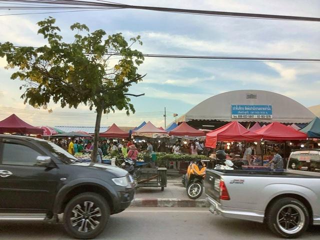 ตลาดนัดวีมาร์เก็ต นิคมลาดกระบัง สนามบินสุวรรณภูมิ ให้เช่าที่ดินถมแล้ว เพียง 37.5 บาทต่อตรม ราคาถูกที่สุด 400 ตร.ม. รพ.พร 5