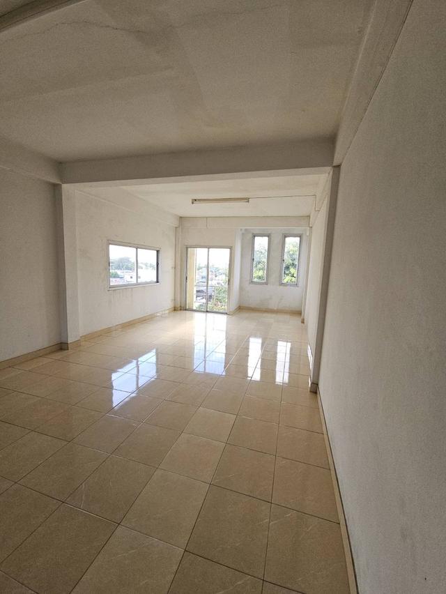 ให้เช่าอาคารพาณิชย์ 4 ชั้นมีดาดฟ้าต่างหาก ติดกับ กศน. ตรงข้ามสวนสาธารณะและสนามกีฬา มีที่จอดรถ ราคา 15,000 ต่อเดือน สนใจติดต่อคุณเก๋ง 0813567891 11