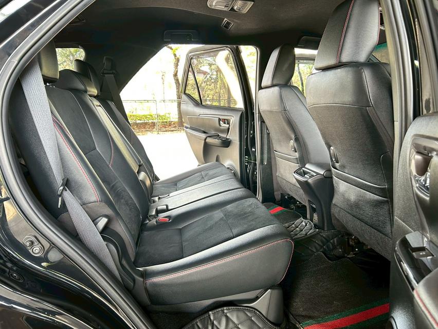 2021 Toyota Fortuner 2.8 GR Sport BLACK TOP 4WD รถสวยพร้อมใช้งาน รูปที่ 9