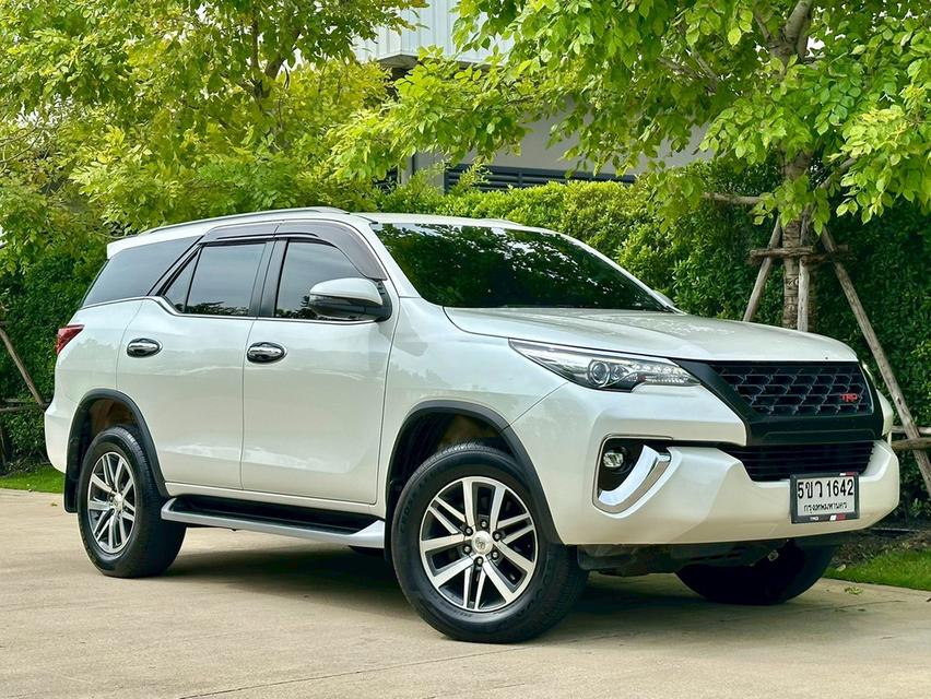 Toyota Fortuner 2.4 Top Sigma4 ดีเซล 4WD Auto ปี 2018 สีขาว เจ้าของดูแลอย่างดี สภาพป้ายแดง 6
