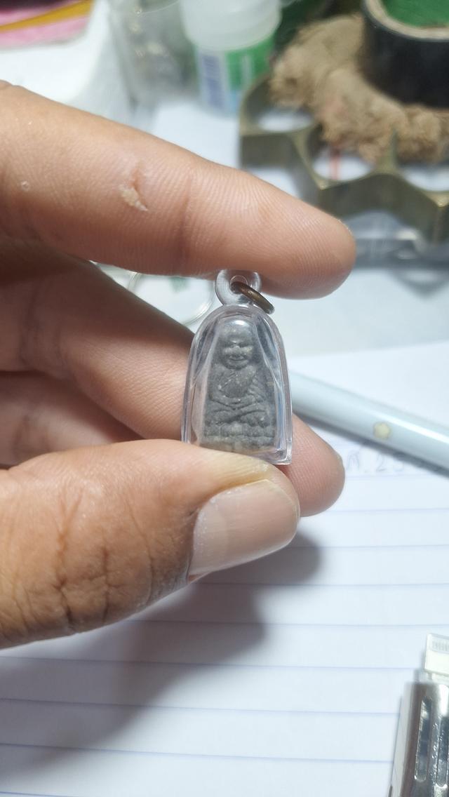 หลวงปู่ทวด รุ่นพระของขวัญ พิมพ์พระรอด เนื้อว่านผสมผงเหล็กไหล (บล็อคหลังลายนิ้วมือ 6 จุด)