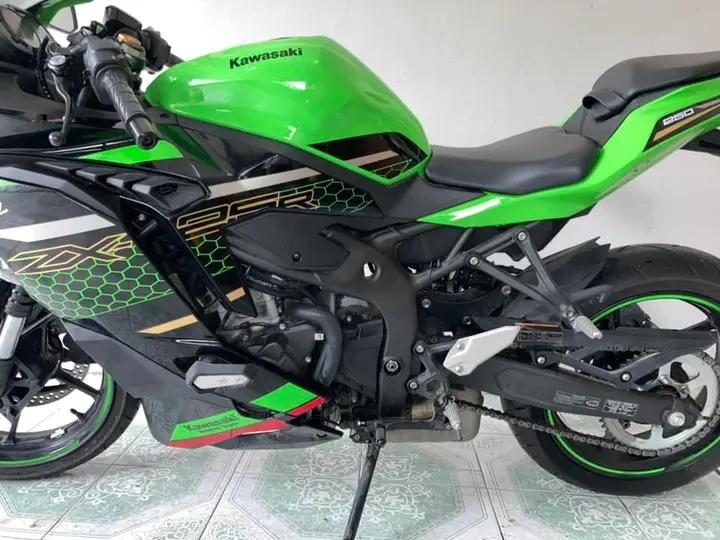 ส่งต่อรถมอเตอร์ไซค์สวยๆ Kawasaki Ninja ZX-25R 2