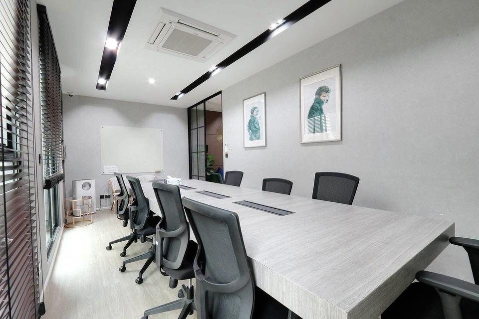ขายอาคารสำนักงาน 5 ชั้น | Headquarters เอกมัย–ลาดพร้าว Built-in ระดับพรีเมียม พร้อมใช้งานทันที • พื้นที่ใช้สอยรวมประมาณ **479 ตร.ม.** 5