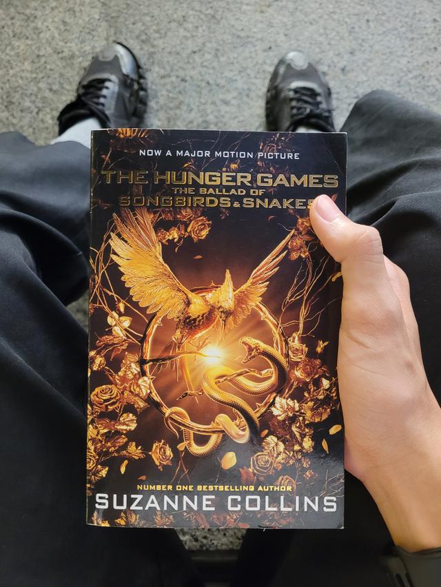 ขายหนังสือ HUNGER GAMES: THE BALLAD OF SONGBIRDS AND SNAKES (MOVIE TIE-IN EDITION) ภาษาอังกฤษ สภาพมือสอง98% ราคา200บาทรวมส่งครับผม