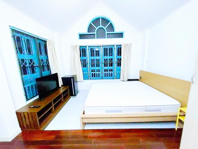 ตลาดนัดสัมมากร 1กม.ให้เช่าบ้านเดี่ยว 2 ชั้น พร้อมเฟอร์ฯ สวย สภาพดี 60 ตร.วา.ม.นานาชาติแสตมฟอร์ด 2.9 กม. เดอะพาซิโอ ทาวน์ 4