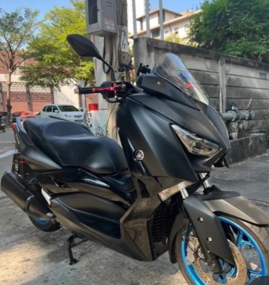 Yamaha xmax สีดำขอบฟ้า