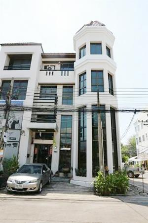 ให้เช่าโฮมออฟฟิศ ทาวน์ อิน ทาวน์ ( home office town in town) หลังมุม จอดรถได้ 5-6 คัน ของหายาก 1