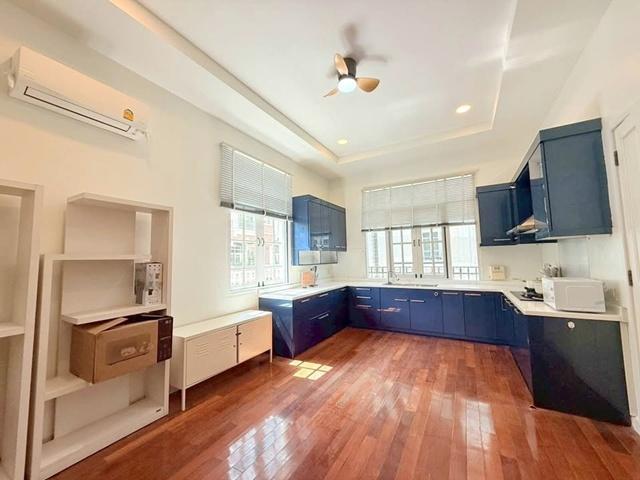 5 นอน ดองกิ มอลล์ ทองหล่อ 1.4 กม. 25 ตร.วา. 400 ตร.ม.ทำเล Penthouse Thonglor BTS เอกมัย 1.6กม. ทาวน์โฮมสุดหรู 4 ชั้นฟังก 5