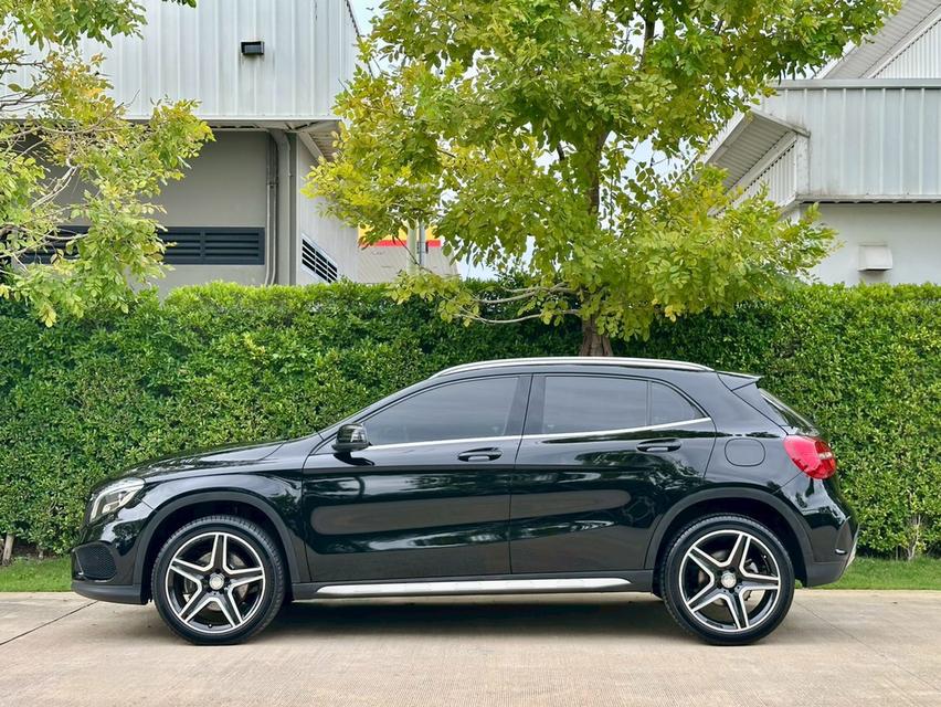 BENZ GLA250 AMG Dynamic 2017จด18 รถบ้านมือเดียวป้ายแดง สีเดิมทั้งคัน เข้าศูนย์ตลอด ใบเสร็จครบทุกระยะ