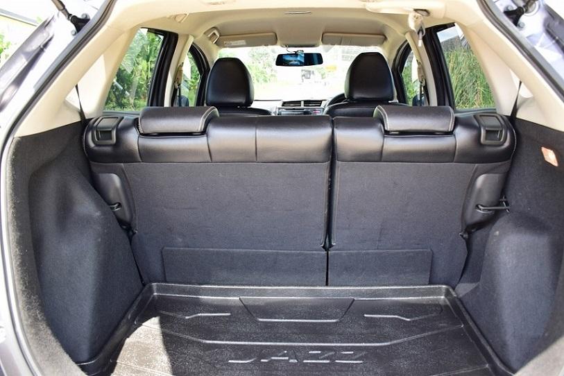 ปี2014ฟรีดาวน์ HONDA JAZZ GK สีเทา เกียร์แพดเดิ้ลชิฟ แอร์จอ มัลติ จอบลูทู๊ธ ครูสคอโทล เบาะหนังแท้ ขับสนุก ประหยัดน้ำมัน โทร 0957401229 ไอดีไลน์ UTBP 11