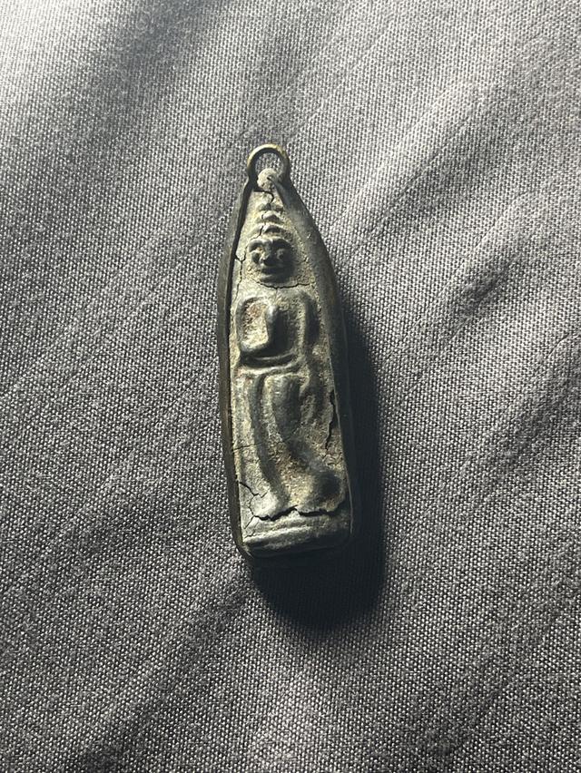 พระปางลีลาทุ่งเศรษฐี เนื้อชินตะกั่ว พิมพ์ 2 หน้า วัดพระธาตุลำปางหลวง เนื้อปริแตกเก่า