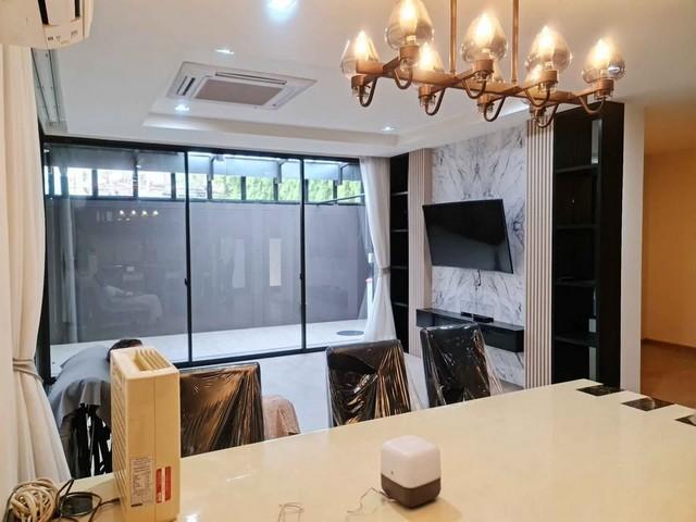 โฮมออฟฟิศสไตล์โมเดิร์น 4 ชั้น 3 ห้องนอน · 4 ห้องน้ำ โครงการ Atria อินทามระ 17 7