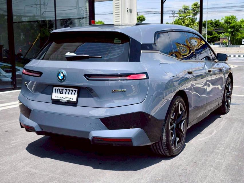 รหัสรถ KPV7777 2023 BMW iX xDrive50  M Sport สีเทา Storm Bay 15