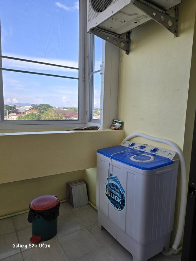 ค่าเช่าเดือนละ 5,500 รวมส่วนกลางแล้ว ค่าไฟจ่ายตามจริง สัญญา 1 ปี จ่าย 10,500 เข้าอยู่ได้เลย เฟอร์นิเจอร์ครบ ทีวี ตู้เย็น เครื่องซักผ้า ตู้เสื้อผ้า ห้อ 7