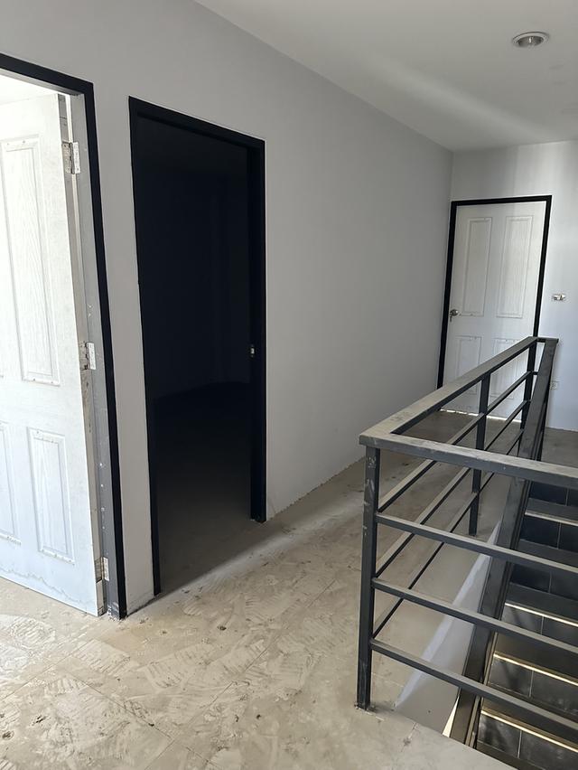 town home 2 floors 32 sqw. total area used 240sqm. on phetkasame samparn nakornpatom province colsed middle city 35 km. 5