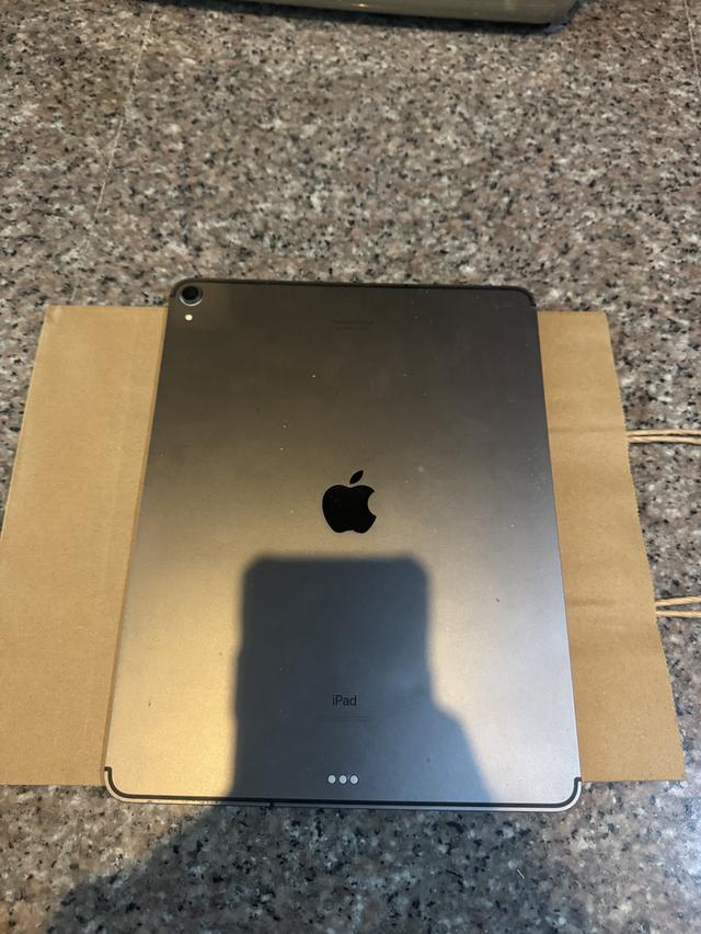 ขายๆๆๆถูกๆๆiPadPro12.9นิ้วสีSpace Gray 256กิ๊กWifi Celluer ใส่ซิมได้ใช้งานดีทุกๆฟังชั่นสูนTrueทุกๆฟังชั่นรีสโตได้ตลอดไม่มีติดไอคราว Model TH/A   สภาพ: 2