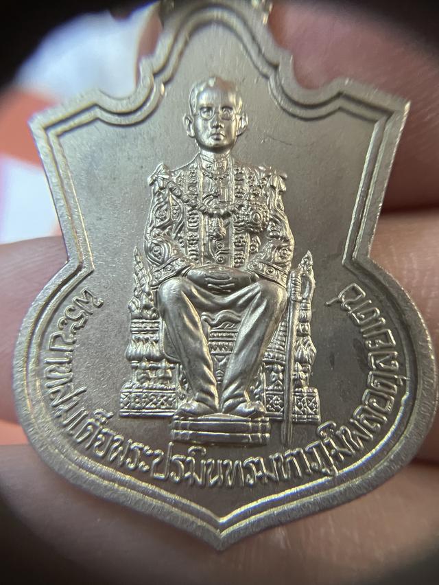 เหรียญในหลวง ร.9 นั่งบัลลังค์ ครองราชย์ 50 ปี พ.ศ.2539 เนื้ออัลปาก้า ของแท้100% ไม่เคยผ่านการใช้งานพระเครื่อง พระแท้ หลวงปู่ หลวงพ่อ พระเหรียญ พระเกจิ