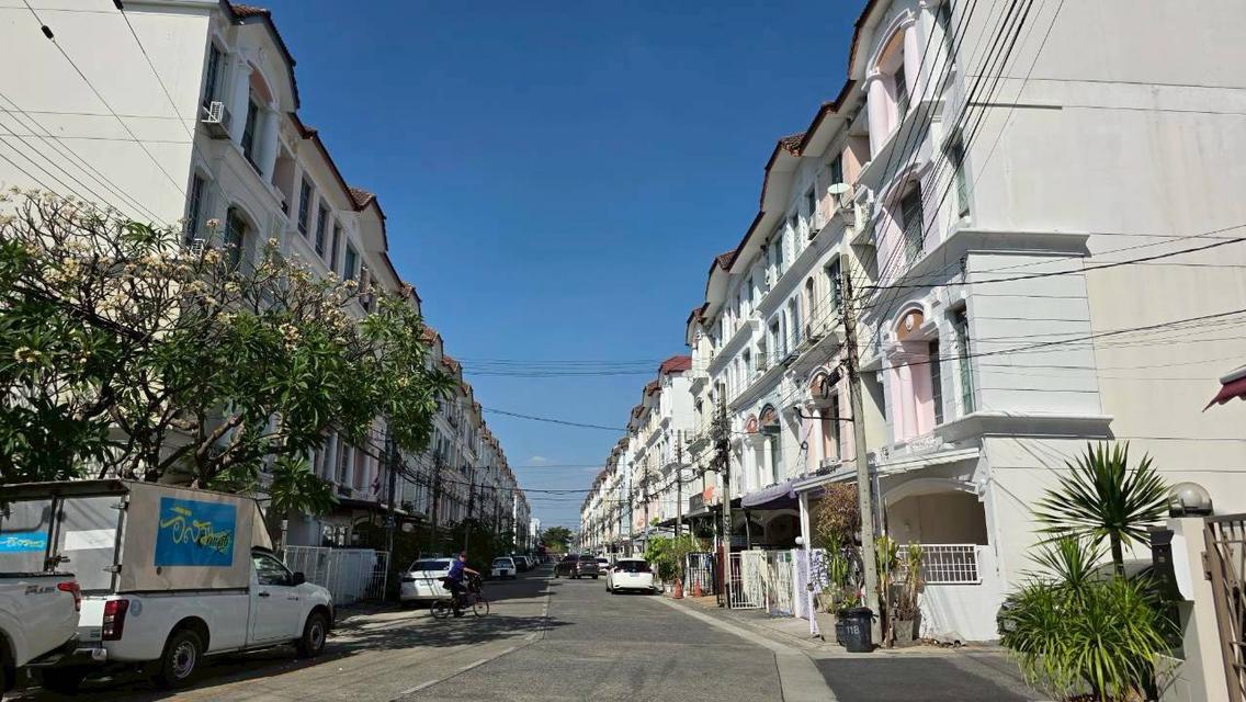 [ขายด่วน!] ทาวน์โฮม 4 ชั้น 24.2 ตรว. หมู่บ้านกลางเมือง พระราม 9-ลาดพร้าว ทำเลทอง ติดเลียบด่วน! เหมาะทั้งอยู่อาศัยและทำออฟฟิศ 4