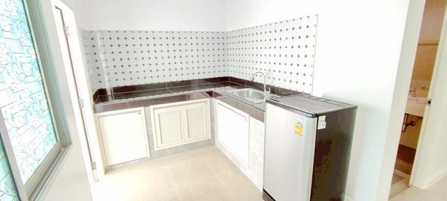 ตลาดไท 2.5 กม. ตลาดไอยรา 2.8 กม. ม.กรุงเทพ 2 กม.บ้านรีโนเวทให้เช่า 2 นอน 2 น้ำ รังสิต 18 ตร.วา. 144 ตร.ม. 6