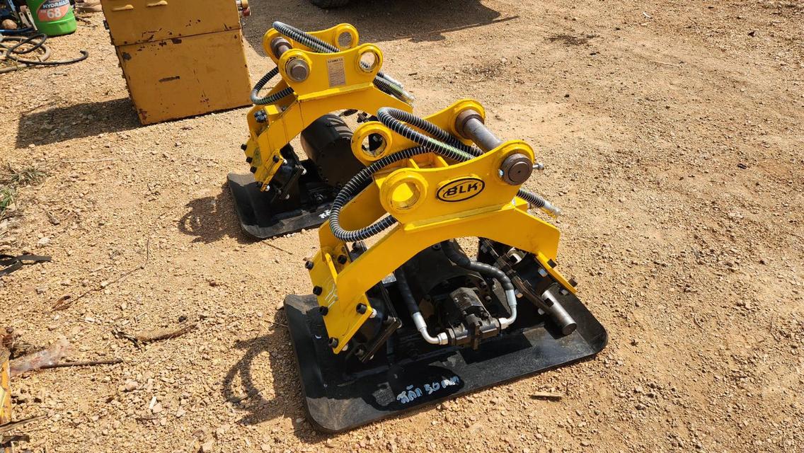หัวตบดิน ติดรถขุด แบคโฮ มีเข้ามา 2 หัวครับ มีสลัก 45 และ 50 มิล ห่างหู 23 cm
