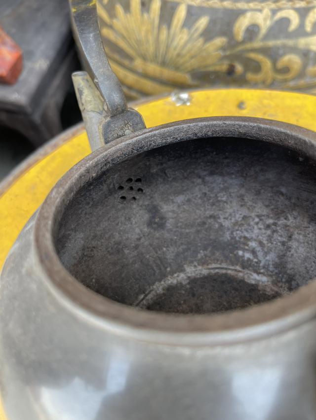 กาน้ำชาดินเผาโบราณ ปั้นชาอี๋ซิง Yixing teapot ผิวขัดมัน สีดำ ใบใหญ่ ป้านชาเก่า