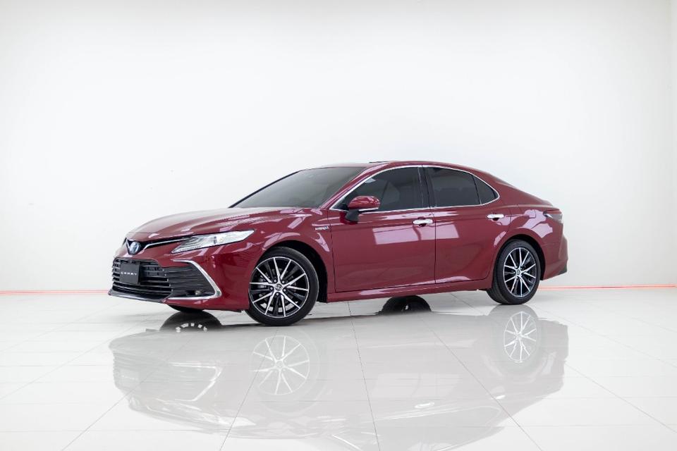 TOYOTA CAMRY 2.5 HEV PREMIUM LUXURYเกียร์ AT ปี 2022 สีแดงเลข​ไมล์  123,981 กมราคา 959,000 บาทโทร 0929699899 6B407 รูปที่ 3
