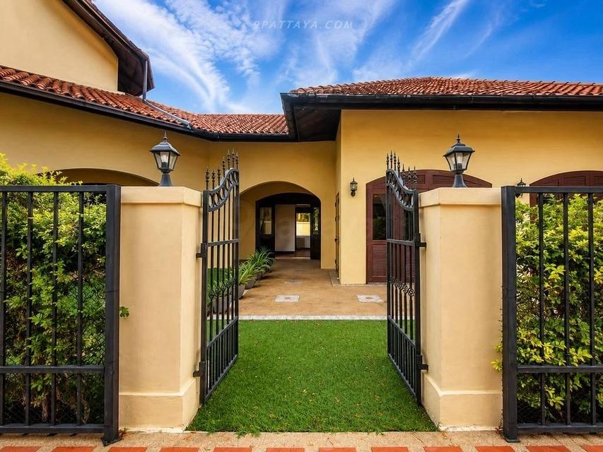 For Sale — Large Pool Villa in Siam Country Club Area Land size: approx. 168 sq.wah• Single-storey house• Strong red brick structure• 3 bedrooms 10