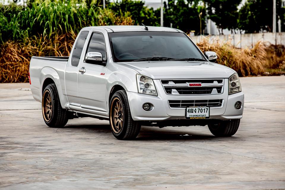 Isuzu Space Cab 2.5 X-Series สีเทา เกียร์ MT ปี 2011