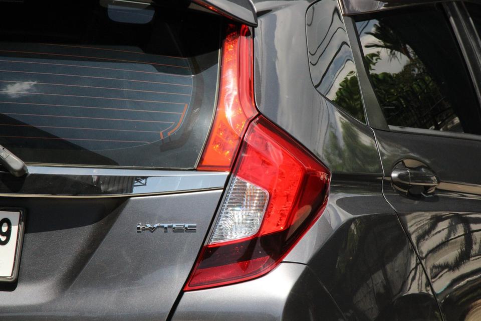 honda JAZZ 1.5 SV ปีจดทะเบียน 2016