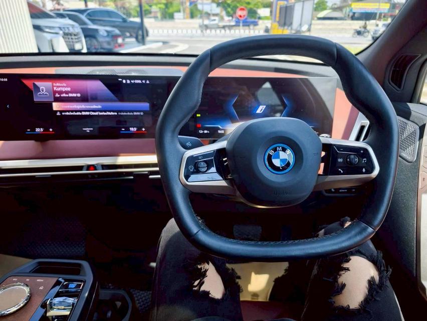 รหัสรถ KPV7777 2023 BMW iX xDrive50  M Sport สีเทา Storm Bay 3