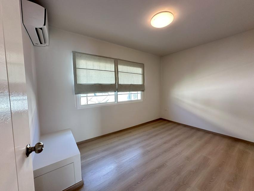 ให้เช่าทาวน์โฮมสองชั้น 2 ห้องนอน 3 ห้องน้ำ 1 ห้องรับแขก 1 ห้องครัว 1 ที่จอดรถ ขนาดที่ดิน 20 ตรว. พื้นที่ใช้สอย 89 ตรม. ให้เช่าราคา 20,000 7