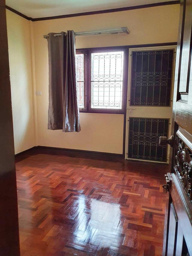 ให้เช่าทาวน์เฮ้าส์ 2 ชั้นครึ่ง หมู่บ้านพรไพลิน ลาดพร้าว 41/1 กทม. ใกล้สถานีรถไฟฟ้า MRT สถานีลาดพร้าว ห่างประมาณ 1 ก.ม.(ประมาณ 4 ป้ายรถเมล์) หน้าปากซอย 8