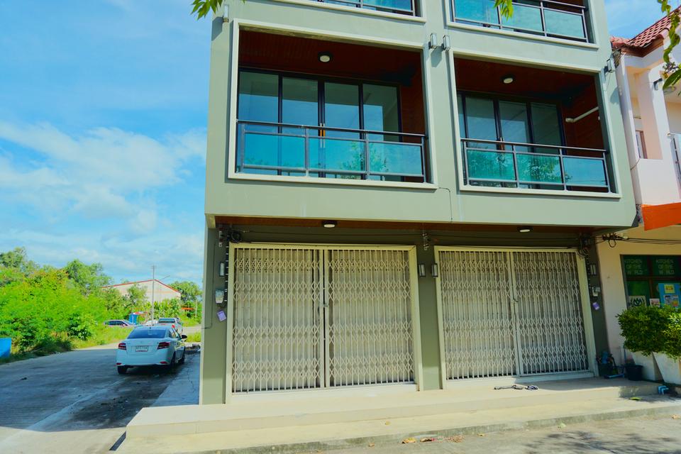 บ้านว่างให้เช่า (อาคารพาณิชย์ 3 ชั้น) ใกล้ บขส พัทลุง เพียง 100 เมตร Commercial building for rent near Phatthalung Bus Terminal, just 100 meters away. 2