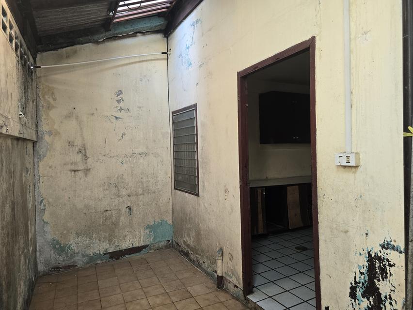 ขายทาวน์เฮ้าส์เนื้อที่ 33 ตารางวา อยู่ซอยประชาราษฎร์บำเพ็ญ 1 ถนนรัชดาภิเษก เขตดินแดง หน้าปากซอย คือ แยกพระพิฆเนศ 9