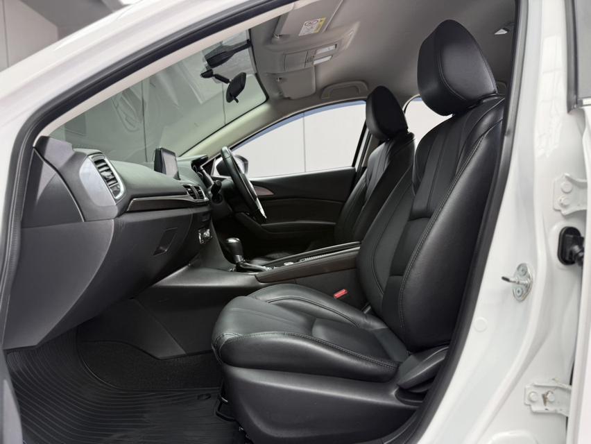 2018 MAZDA MAZDA3, 2.0 S SPORTS สีขาว 5 ประตู ยอดนิยม มือเดียวป้ายแดง รูปที่ 7