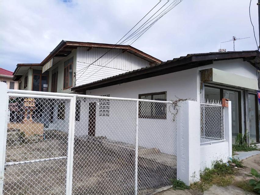 ขายที่ดินพร้อมบ้านใจกลางบางเสร่ ติดตลาดใกล่ทะเล 1