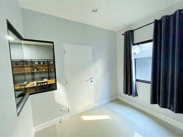 ให้เช่าทาวน์โฮมแสนสิริ 2 ชั้น ใหญ่ 136ตร.ม. MRT รังสิต 3.1กม.17ตร.วา. นานาชาติไทย 4.5 กม.4 นอน 3 น้ำ ฟิวเจอร์ พาร์ค รังส 8