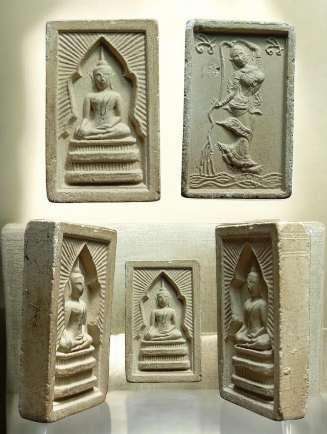 พระสมเด็จพิมพ์แหวกม่าน หลวงพ่อกวย หลังพระแม่ธรณีบีบมวยผม ปี 2543 #1ออกวัดซับลำใย หลวงปู่หมุนปลุกเสกขนาดองค์พระ กว้าง 2.2 สูง 3.5 เซนติเมตร