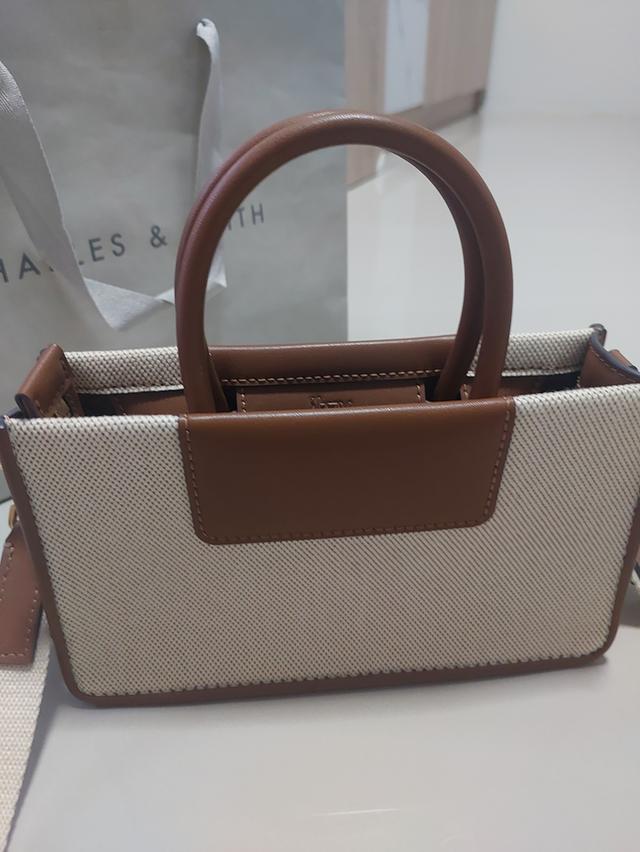กระเป๋า สะพาน charles & keith รุ่น itzy